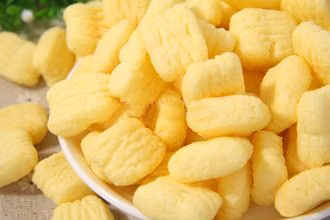 Indien Afrika Aisa Beliebter Puffmais Kurkure Snacks Lebensmittelherstellung Extruder Rotationskopf Maiskörner Extruder Jiggies Naks Produktionslinie